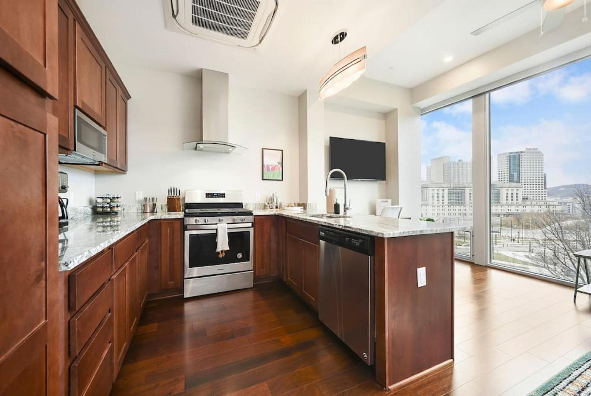 Hostwise Stays - The Washington At Chatham - Free Parking, Private Gym, Skyline Views! Apartment Pittsburgh