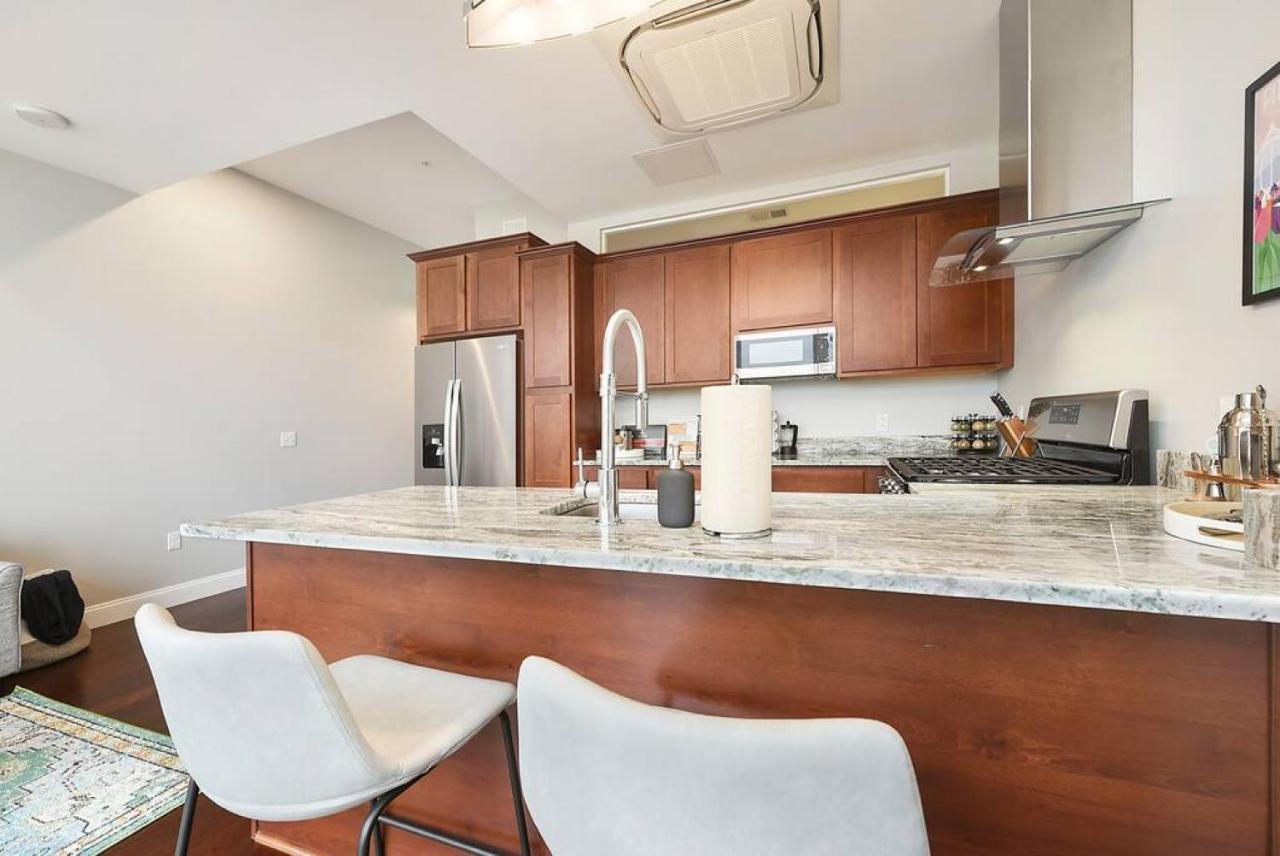 Hostwise Stays - The Washington At Chatham - Free Parking, Private Gym, Skyline Views! Apartment *